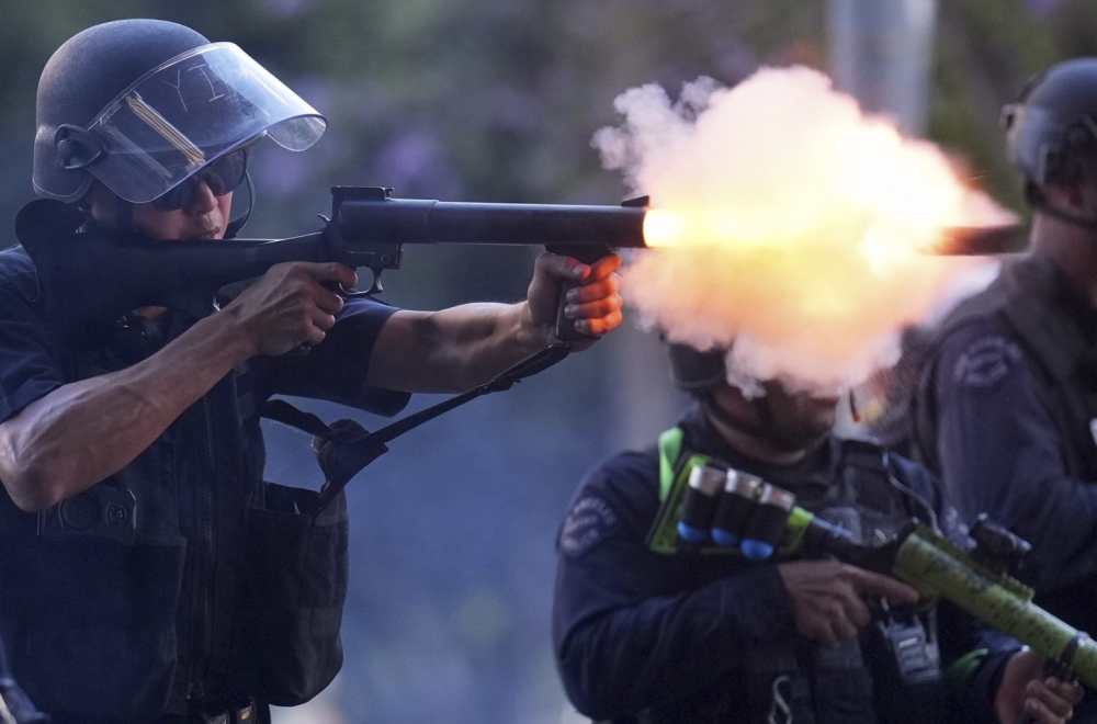 Stiglo oklopno vozilo, helikopter kruži iznad kritične zone; Tramp poslao 2.000 gardista na demonstrante FOTO