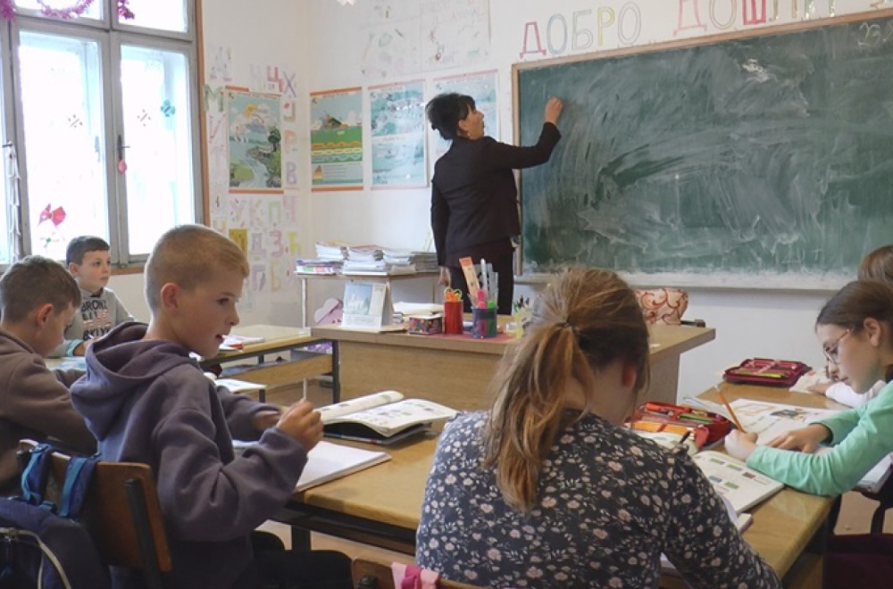 Sjajna i važna vest za roditelje osnovaca: Krenula isplata 10.000 dinara