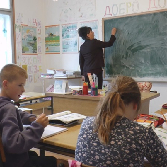 Sjajna i važna vest za roditelje osnovaca: Krenula isplata 10.000 dinara