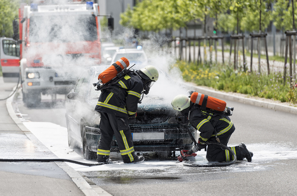 Drama u Beogradu: Zapaljen skupoceni auto; Izgorela još četiri vozila FOTO
