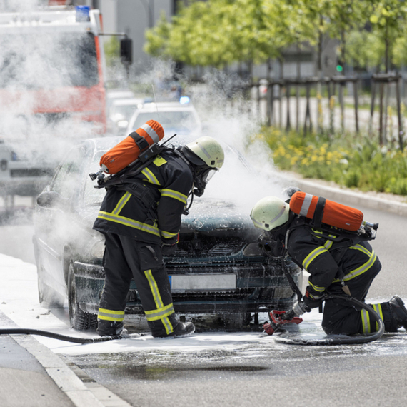 Drama u Beogradu: Zapaljen skupoceni auto; Izgorela još četiri vozila FOTO