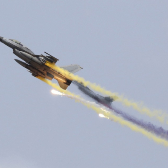 Drama na nebu: Lovac KF-16 se zapalio; Piloti se katapultirali FOTO/VIDEO