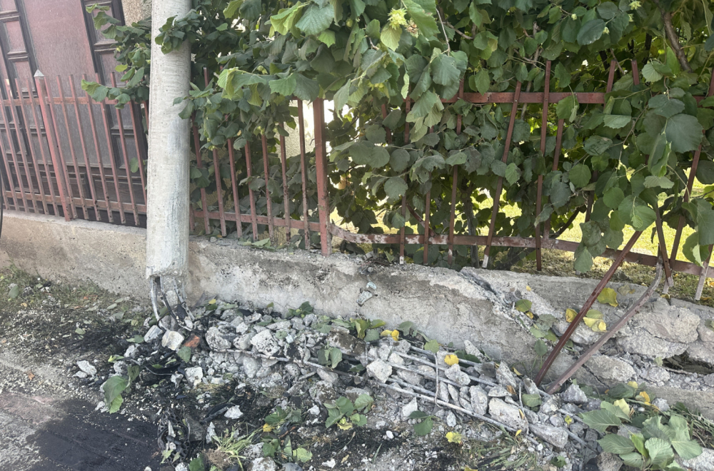 Puklo je kao bomba: Mladić se BMW-om zakucao u betonsku banderu FOTO