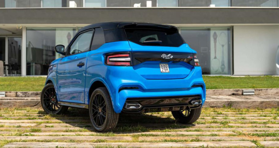 Ovaj mali automobil radi na dizel, a smeju da ga voze i deca! FOTO