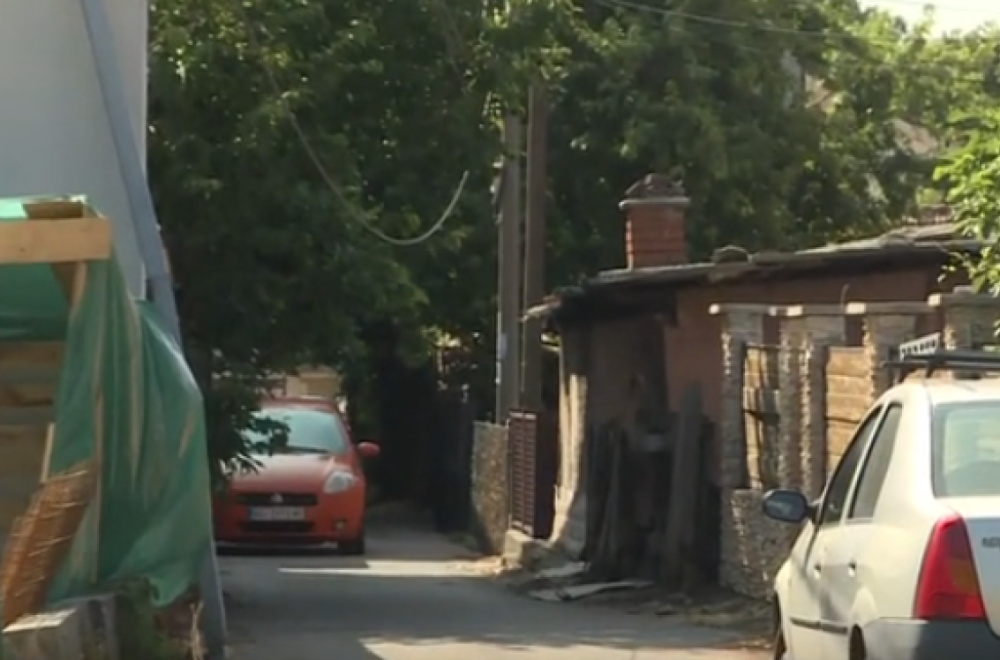 Autom zablokirao celu ulicu: Bahato parkiranje traje već mesecima VIDEO
