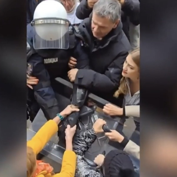 Evo kako demokratska Amerika postupa sa političarima koji napadaju policiju: Šta radi srpsko pravosuđe?