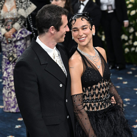 Dua Lipa konačno progovorila: "Da, vereni smo i poseban je osećaj" FOTO