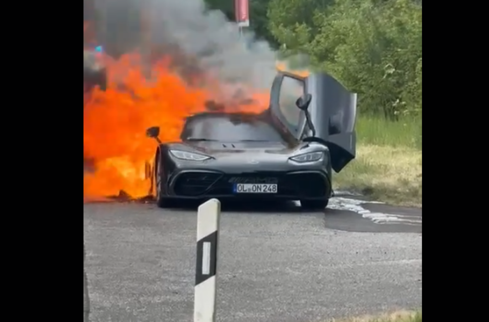 Pogledajte kako gori jedan od najređih Mercedesa VIDEO