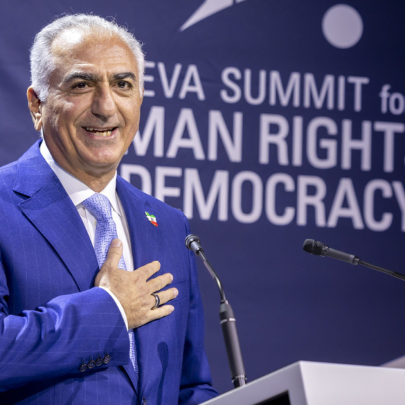 Sin svrgnutog iranskog šaha žestoko izvređan: "Prokleta parazitska imperijalna..." VIDEO