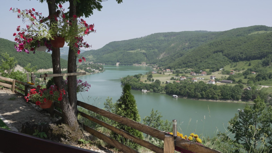 Neverovatna priča: Uz pomoć komšija uredio selo kao da je mala Švajcarska FOTO