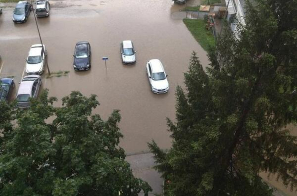 Nezapamćeno nevreme u ovom gradu u Srbiji: Potopljene ulice, oborena stabla, totalni kolaps VIDEO