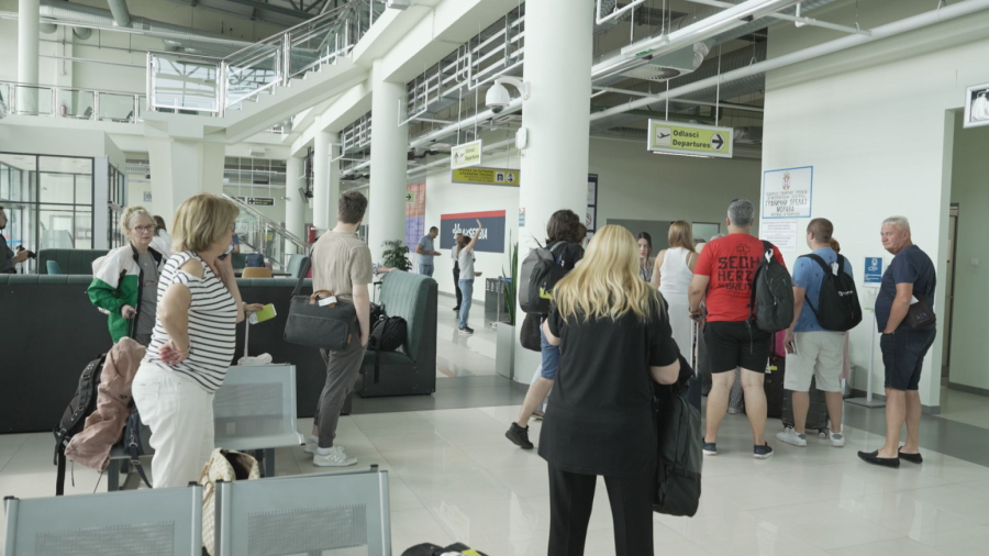 Za sat vremena smo na moru, a nekada smo autom putovali čitavu noć: Gužva na aerodromu Morava