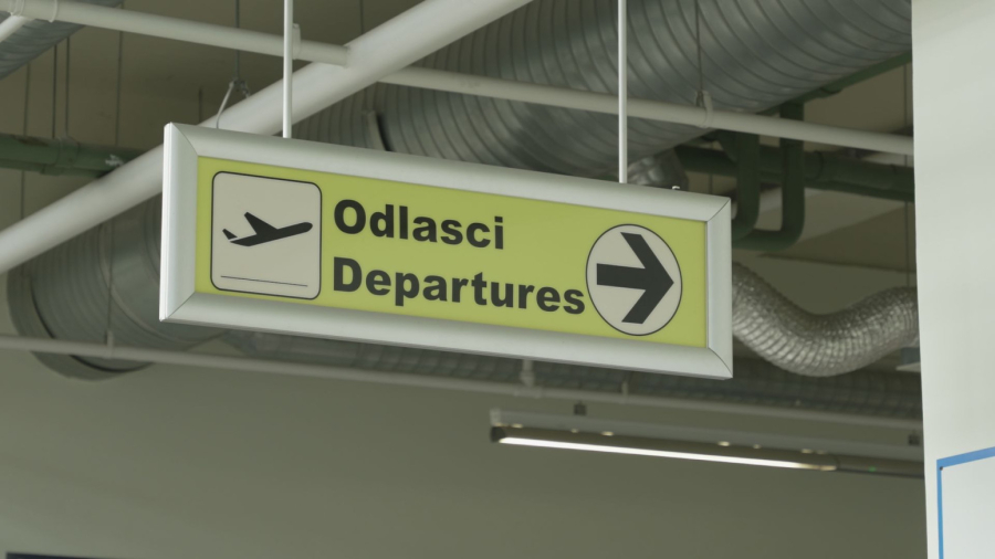 Za sat vremena smo na moru, a nekada smo autom putovali čitavu noć: Gužva na aerodromu Morava