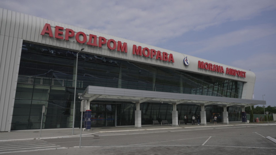 Za sat vremena smo na moru, a nekada smo autom putovali čitavu noć: Gužva na aerodromu Morava