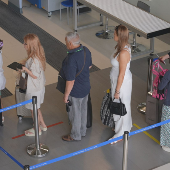 Za sat vremena smo na moru, a nekada smo autom putovali čitavu noć: Gužva na aerodromu Morava