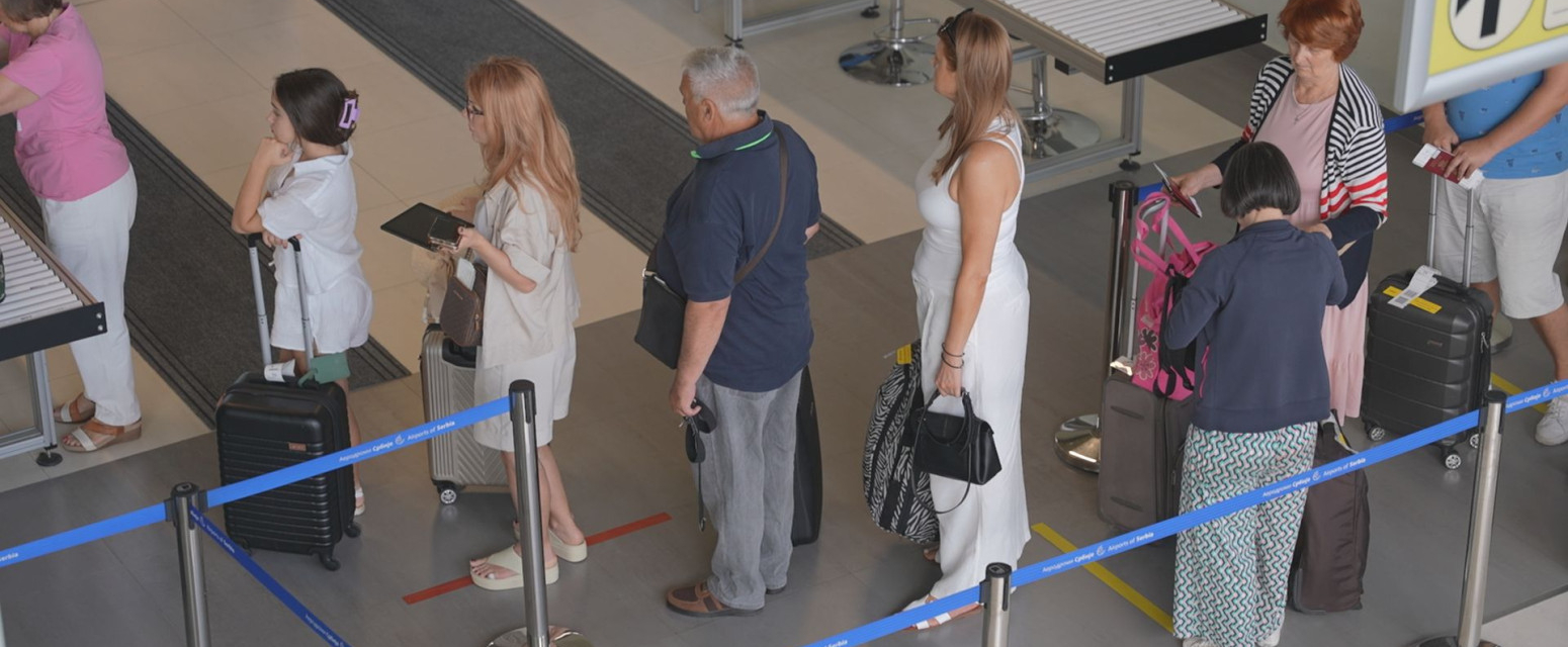 Za sat vremena smo na moru, a nekada smo autom putovali čitavu noć: Gužva na aerodromu Morava