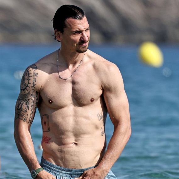 Nakon fotki Zlatana Ibrahimovića sa plaže teško će se iko usuditi da pozira bez majice FOTO