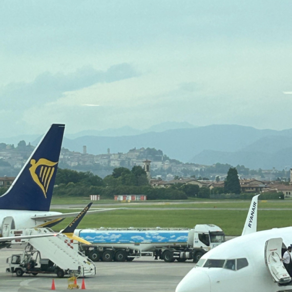 Drama u Grčkoj: Avion smrskao krilo o barijeru; Putnici ostali zarobljeni u avionu? FOTO