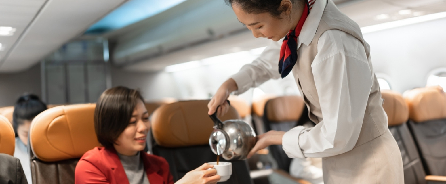 Putnica zbog prosute kafe u avionu traži odštetu od devet miliona evra