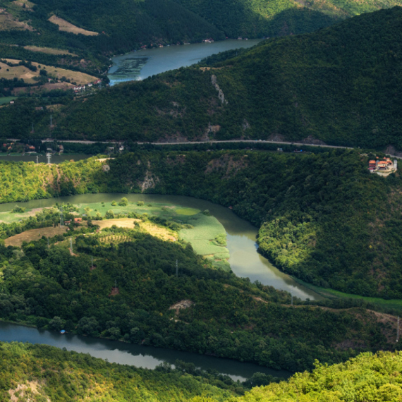 Bela lađa plovi kroz Ovčarsko-kablarsku klisuru: Turiste ovaj pogled posebno ostavlja bez daha FOTO
