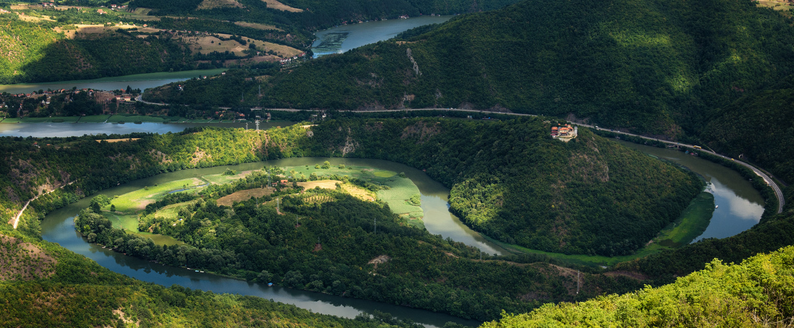 Bela lađa plovi kroz Ovčarsko-kablarsku klisuru: Turiste ovaj pogled posebno ostavlja bez daha FOTO