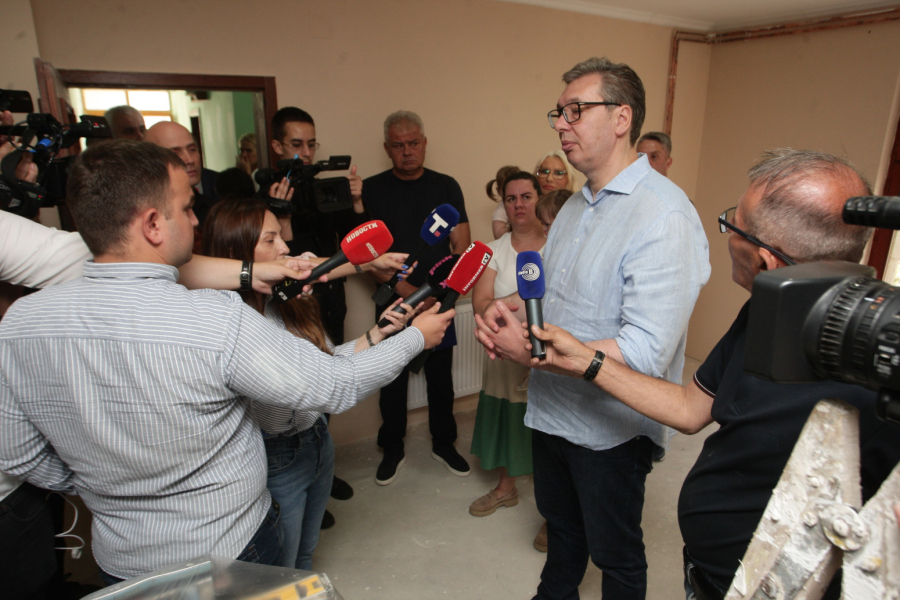 Vučić obišao porodicu koja je rešila stambeno pitanje; Potpisano 1.440 ugovora, u proceduri još 1.836