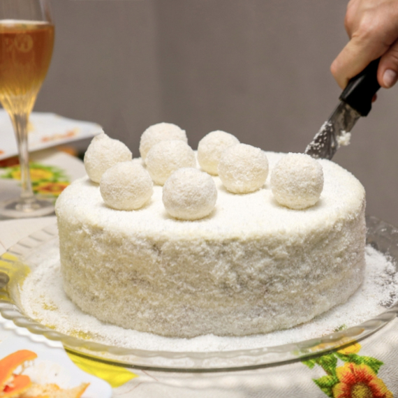 Rafaelo torta bez pečenja osvojila je internet