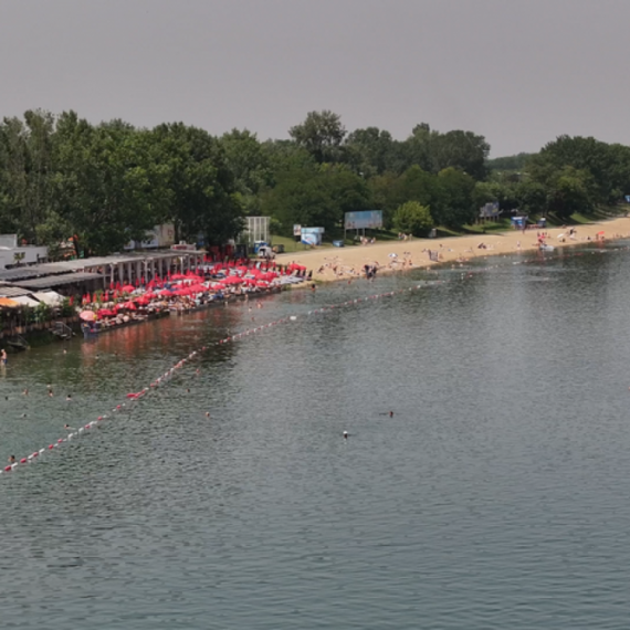 Otvorena sezona na Adi Ciganliji: Čista voda i uređena obala spremno dočekali prve posetioce FOTO