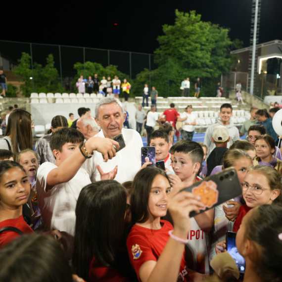 Svi za jednog, Kari za svoj Pirot - Fondacija Mozzart obnovila teren u čast Pešića