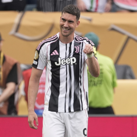 Vlahović iznudio, pa realizovao penal – Juve slavi Jildiza