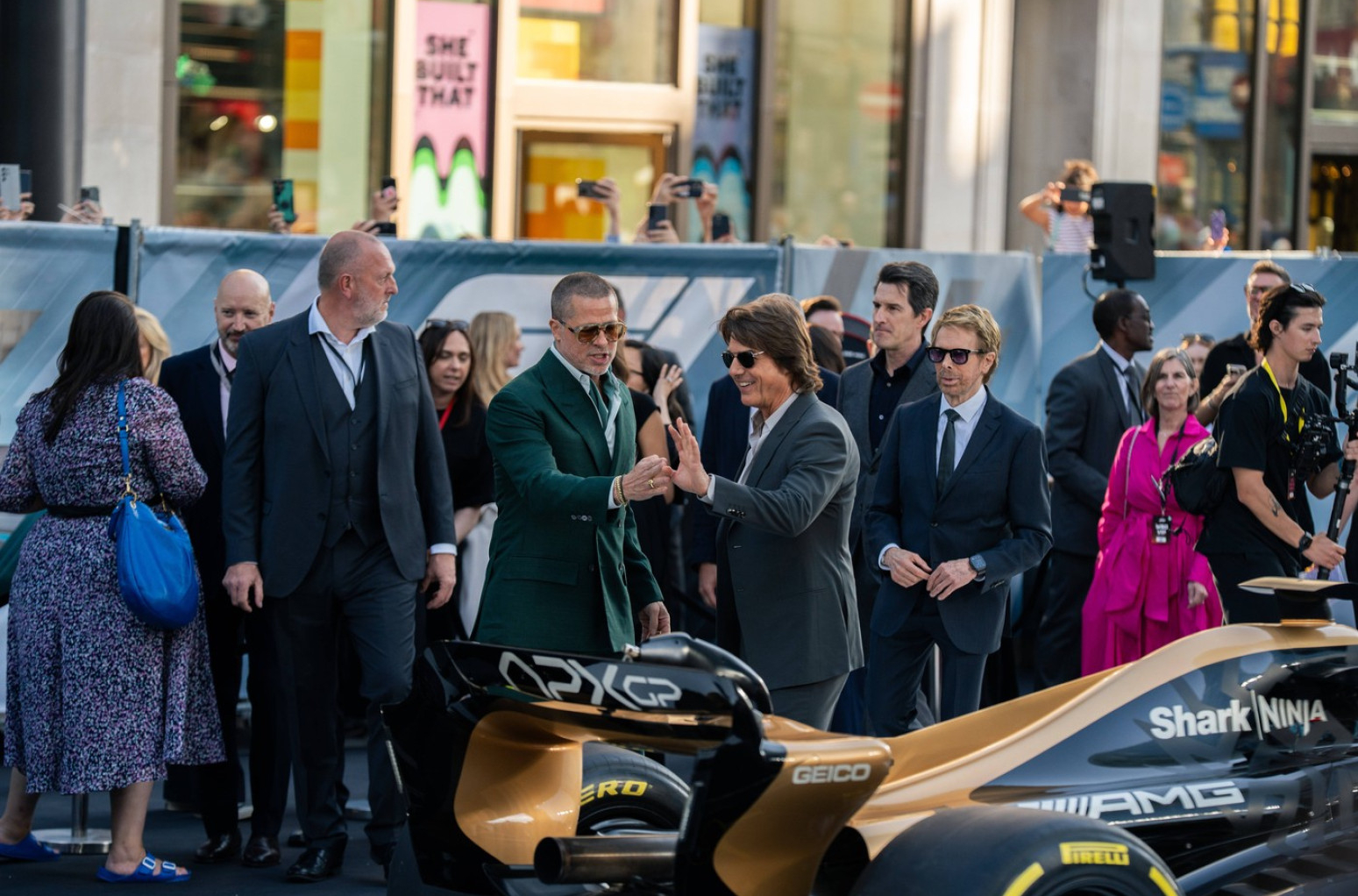 Tom Kruz iznenadio Breda Pita na premijeri filma "F1" VIDEO