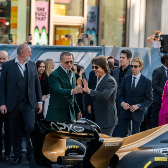 Tom Kruz iznenadio Breda Pita na premijeri filma "F1" VIDEO