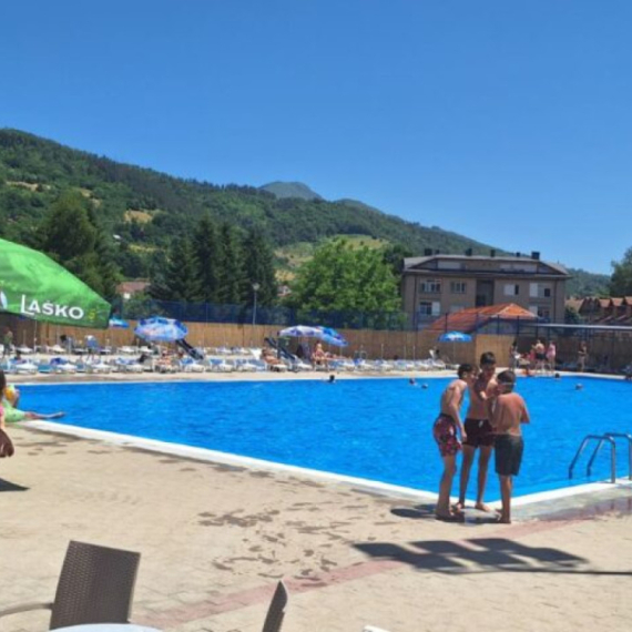 Dnevne i noćne žurke na bazenu u Priboju: Roštilj, palačinke, sve je tu kao na plaži