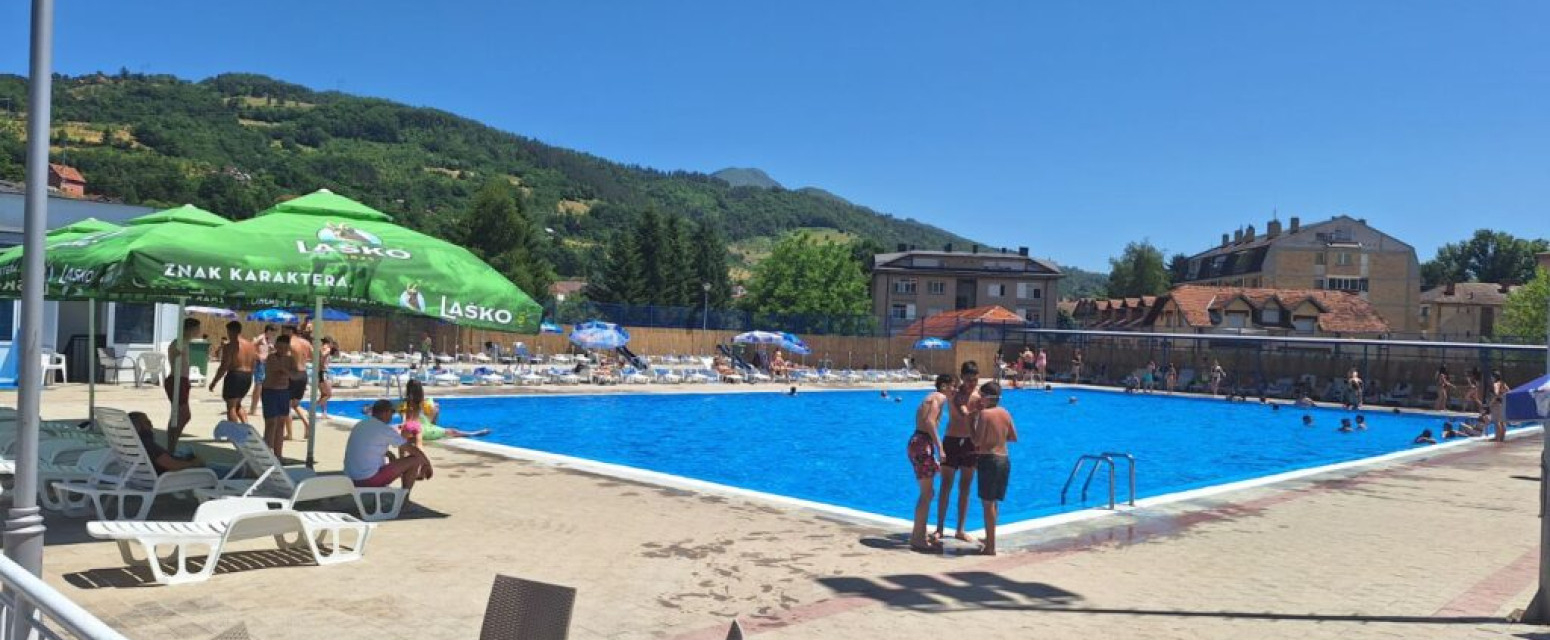 Dnevne i noćne žurke na bazenu u Priboju: Roštilj, palačinke, sve je tu kao na plaži