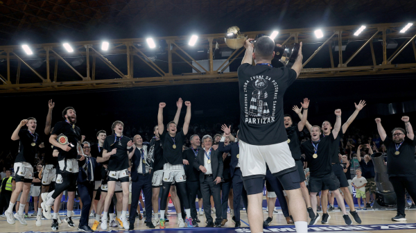 Crno-beli račun: Oscilatorna sezona i kasno paljenje za dva trofeja