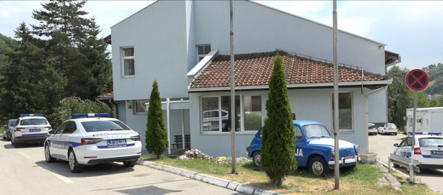 Nekad je bio strah i trepet: Stari milicijski fića ispred policije u Prijepolju FOTO
