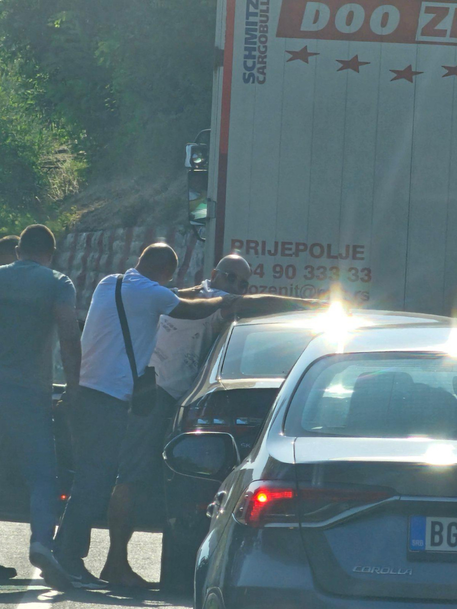 Evo kako je izgledalo hapšenje; U autu pronađen i pištolj sa brušenim serijskim brojem FOTO