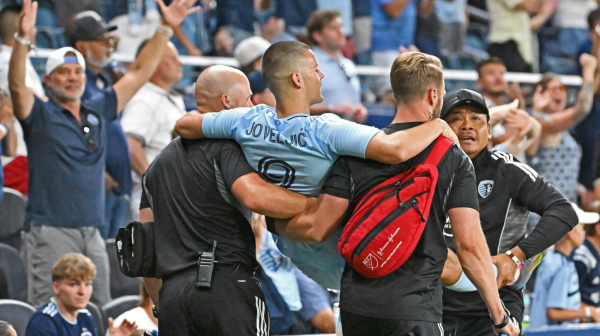 Joveljić doneo pobedu u 96. minutu i povredio se VIDEO