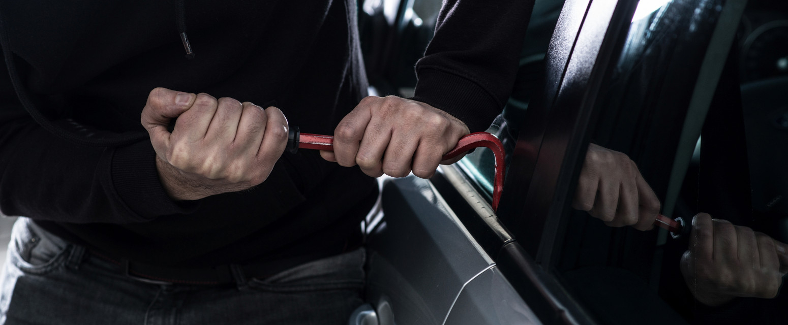 Obijanje automobila sve češće na letovanju: Evo šta treba da uradite u toj situaciji VIDEO