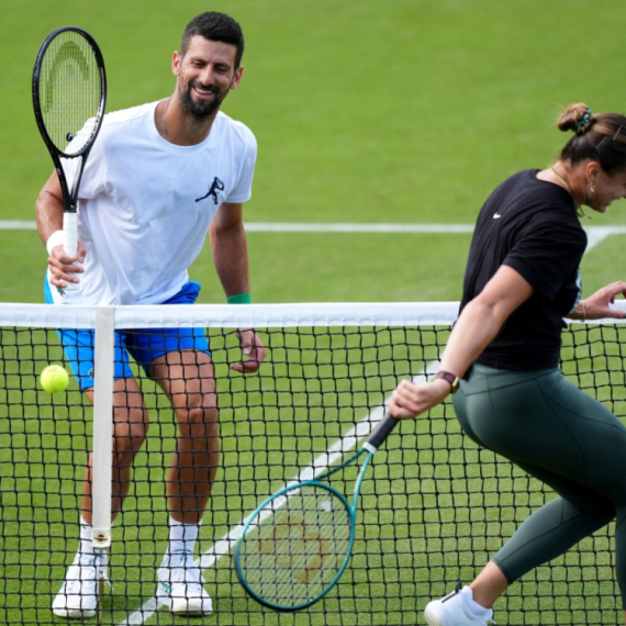 Rvački šou na treningu Đokovića – Sabalenka umirala od smeha VIDEO