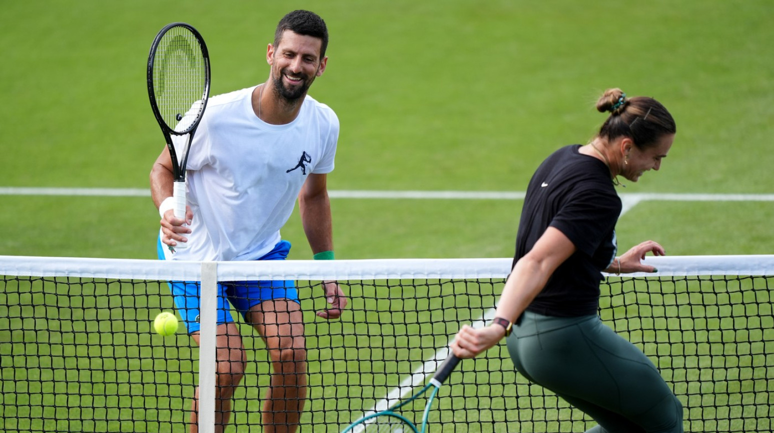 Rvački šou na treningu Đokovića – Sabalenka umirala od smeha VIDEO