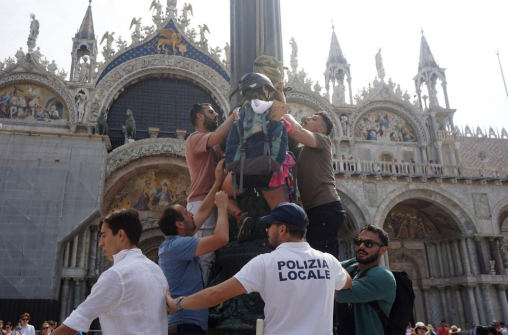 Demonstranti pružaju otpor; Policija intervenisala: Ponovo haos u Veneciji FOTO