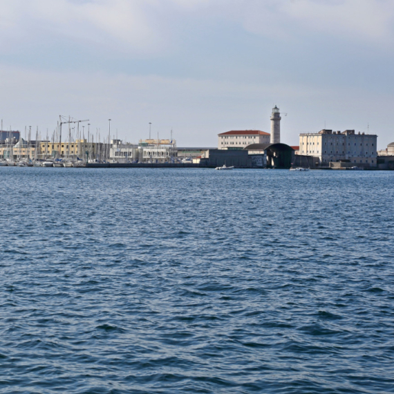 Mesto na Jadranu koje Srbi obožavaju krije neverovatan prizor: Zid od 3 metra deli muškarce i žene na plaži