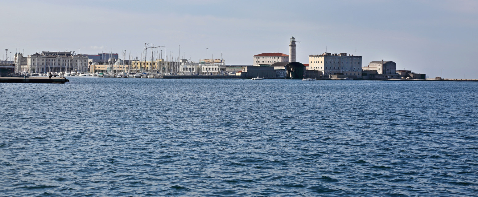 Mesto na Jadranu koje Srbi obožavaju krije neverovatan prizor: Zid od 3 metra deli muškarce i žene na plaži