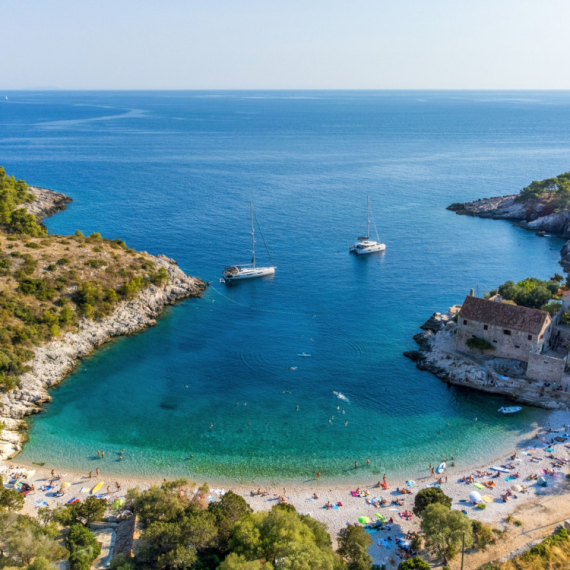 Za ovu plažu na Hvaru kažu da je jedna od najlepših u Hrvatskoj : Privlači sve više turista FOTO