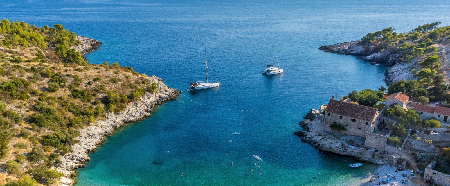 Za ovu plažu na Hvaru kažu da je jedna od najlepših u Hrvatskoj : Privlači sve više turista FOTO