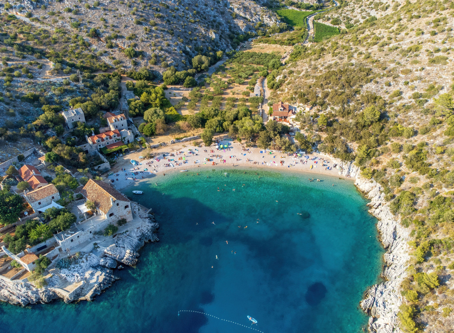 Za ovu plažu na Hvaru kažu da je jedna od najlepših u Hrvatskoj : Privlači sve više turista FOTO