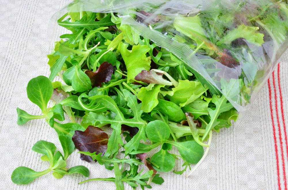 Salata iz kese može da bude izuzetno opasna: Obavezno uradite jednu stvar