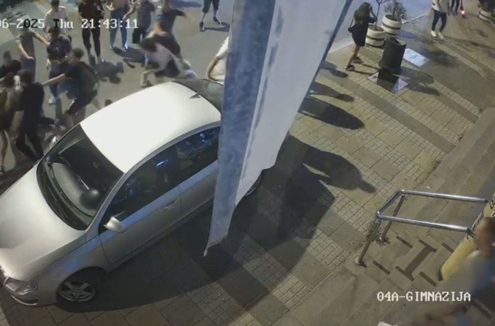 Grupa mladića se brutalno potukla ispred univerziteta; Kamere sve snimile FOTO/VIDEO
