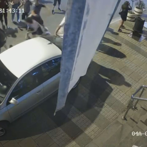 Grupa mladića se brutalno potukla ispred univerziteta; Kamere sve snimile FOTO/VIDEO